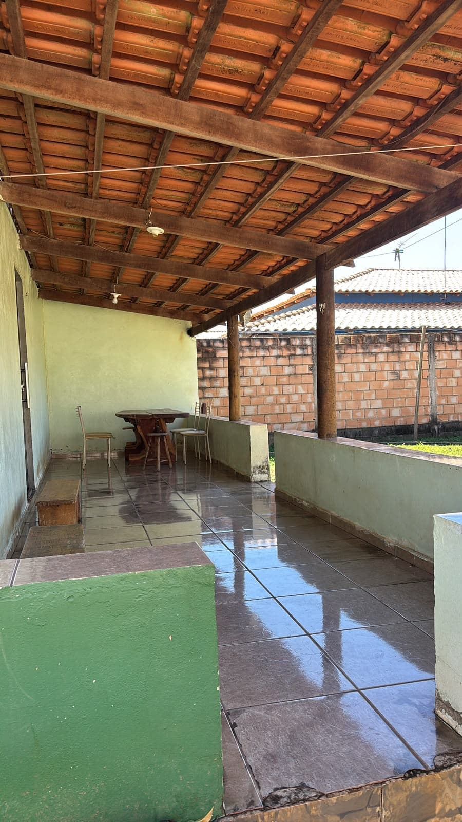 Varanda coberta com mesa de madeira